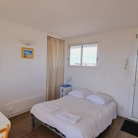 Front De Appartement