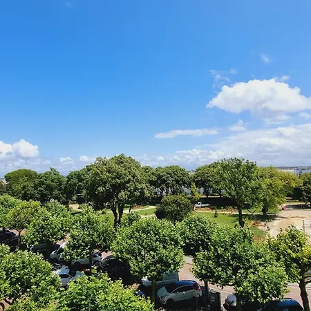 Front De Appartement