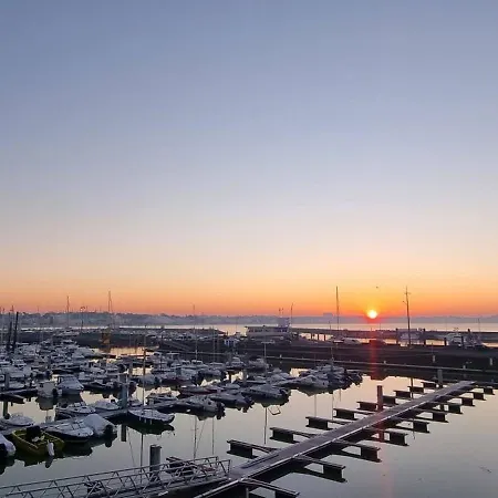 Front De Appartement