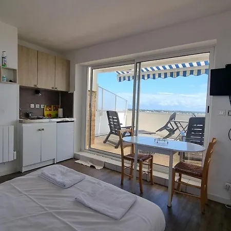 Front De Apartment *