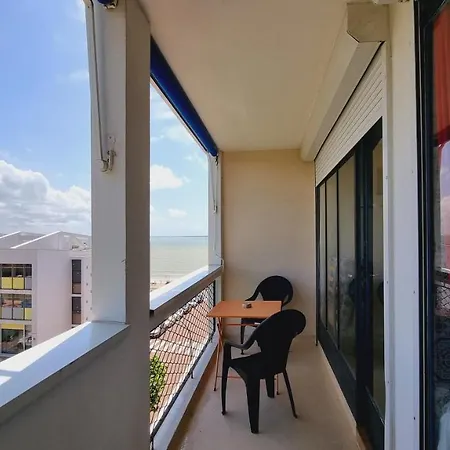 Apartment Front De *