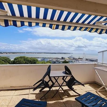 Apartment Front De