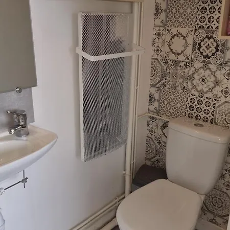 Apartment Front De