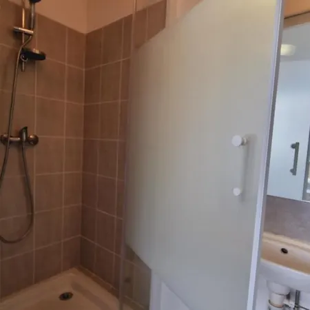 Front De Apartment *