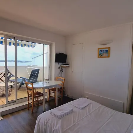 Apartment Front De *