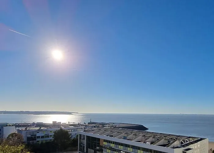 Front De Apartment *