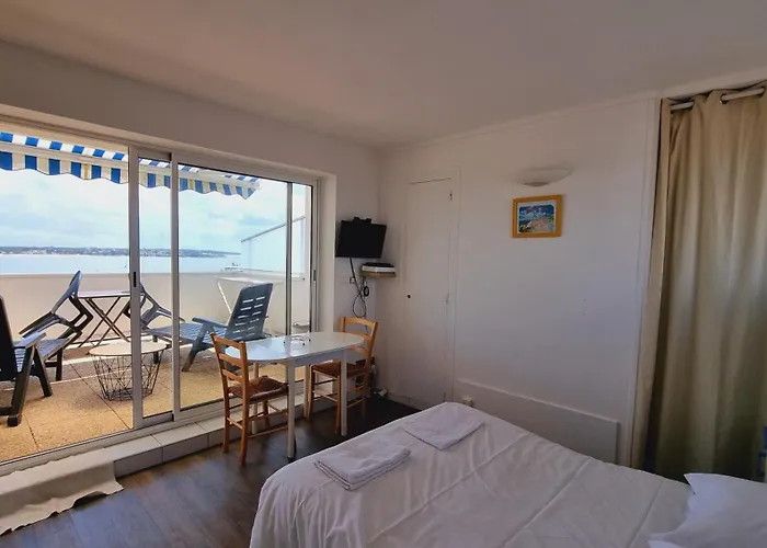 Apartment Front De *